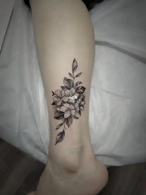 脚腕素花纹身
