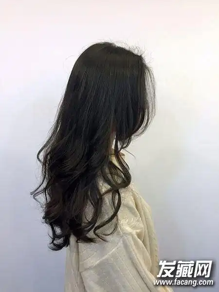 发型网 流行发型 烫发发型 > 好一计背影杀!