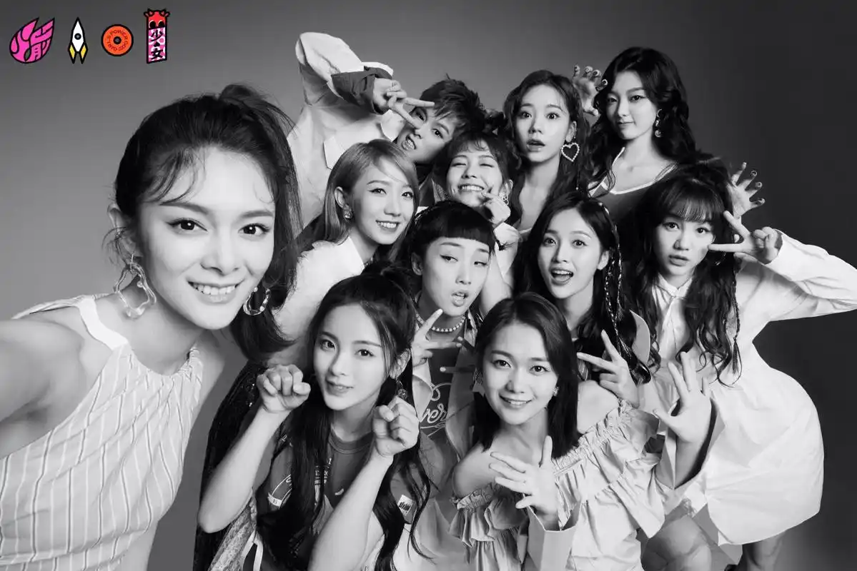 火箭少女101终于合体亮相,全体暗黑色造型,美出了新高度!