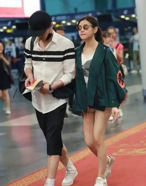 原创陈晓夫妇牵手现身陈晓穿白衬衫变回清爽少年陈妍希甜笑心情好