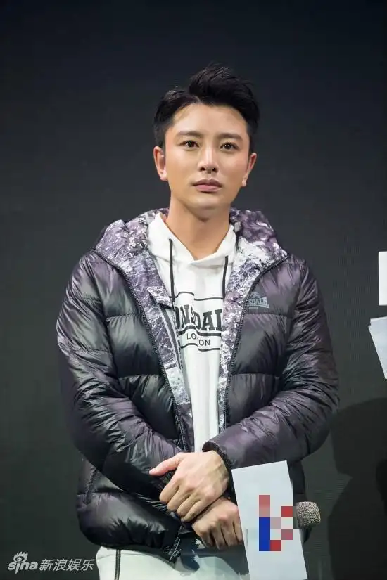 贾乃亮当天身着运动装亮相,青春又活力十足.