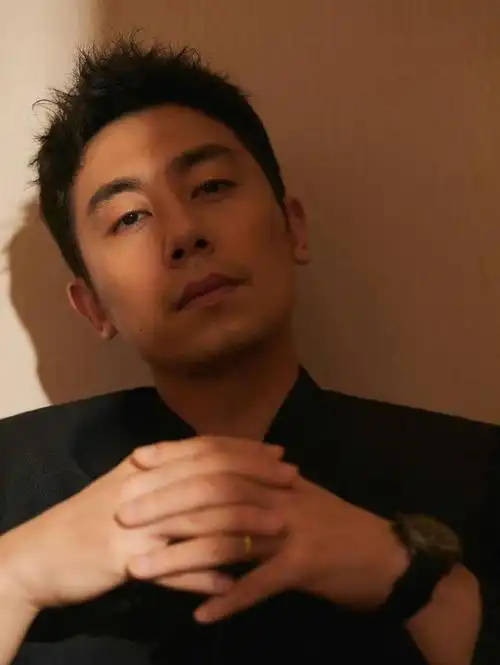 演员朱亚文:娶大1岁沈佳妮,当俩闺女的爹也幸福