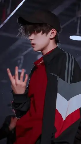 易烊千玺值得,他是平淡生活的一束光,我又带着壁纸来骗内存了!