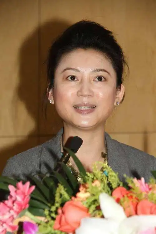 王小丫近照曝光,穿着老气却难掩优雅气,遗憾的是至今无儿无女