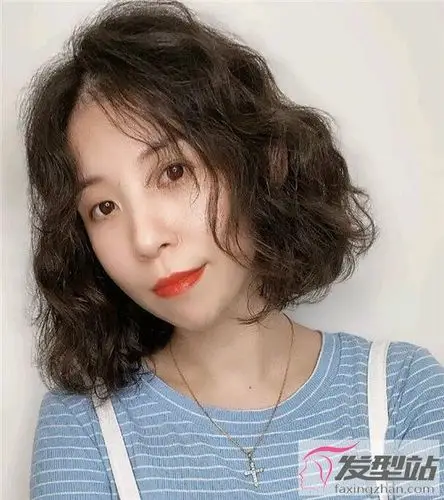 最新职场女生短发 空气烫蓬松显发量_发型站_最新流行发型设计发型