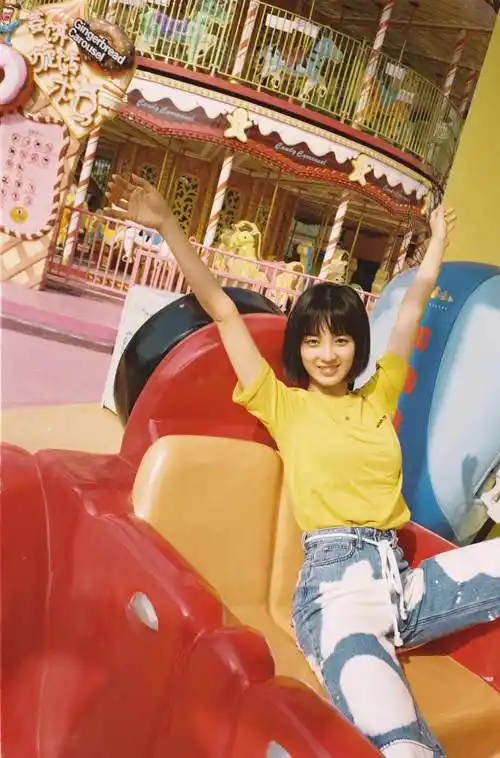 万鹏游乐场写真发布 尽显温暖清纯气质