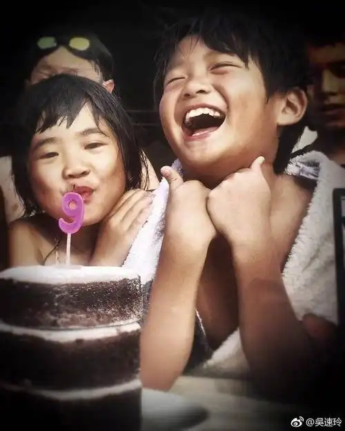 下面这张跳得最高的应该是grace,相比于姐姐小时候刚参加了《爸爸去