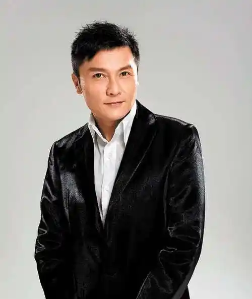 p>关礼杰,1962年2月5日生于中国香港,中国香港男演员,歌手.