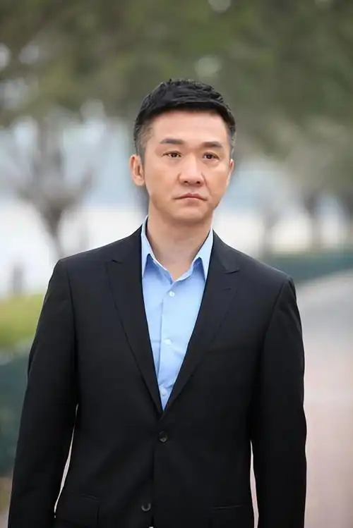 回顾黄志忠:抛弃13年的原配,如今54岁仍单身,想儿子想得睡不着