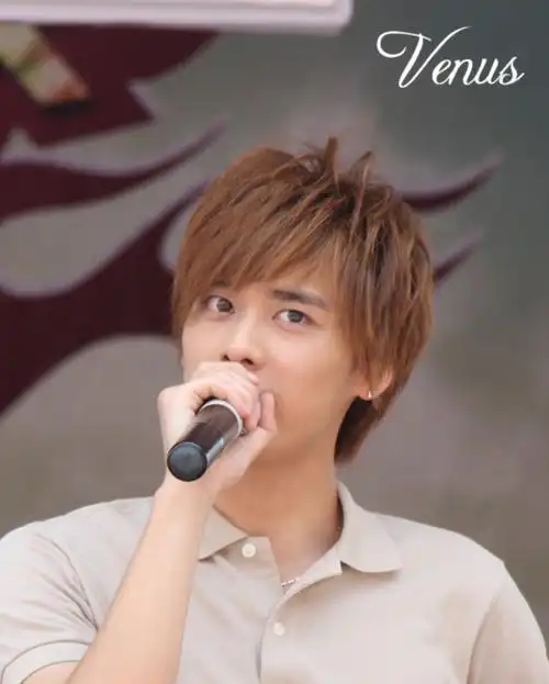 可爱小表情050505孩子气的脸 轻轻皱着眉 你想起了谁@李易峰#与