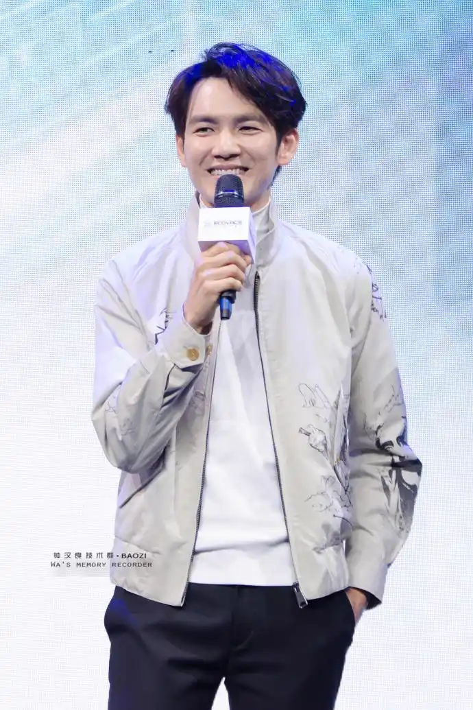 钟汉良亮相品牌活动,卡其色夹克外套时尚又帅气