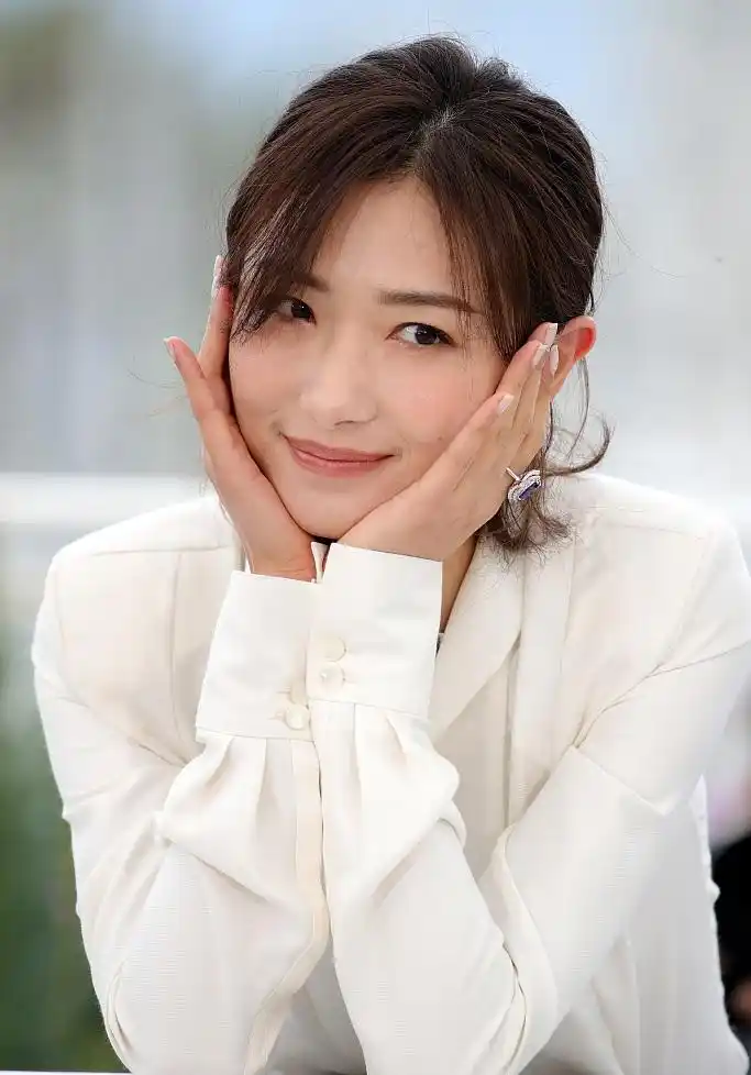 万茜全白look简洁干练,回眸甜笑送飞吻,风情万种明艳可人.