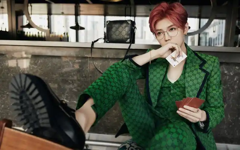 分享一组鹿晗图片给大家,图中的明星图片壁纸会点缀你的电脑桌面,美化