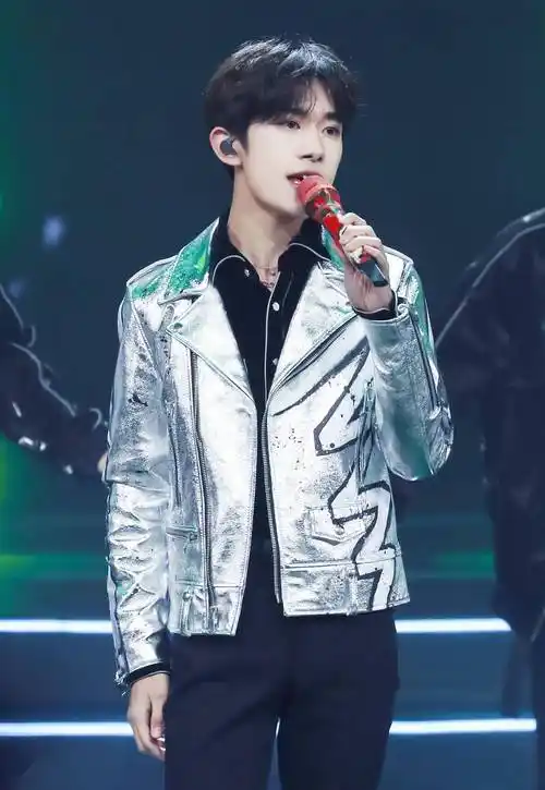 原创20岁易烊千玺穿银色机车服帅气逼人完全是男朋友的穿搭手册