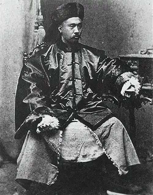 袁世凯心动了,随即携带家中值钱的细软古玩,直奔上海想要投奔老师王雁