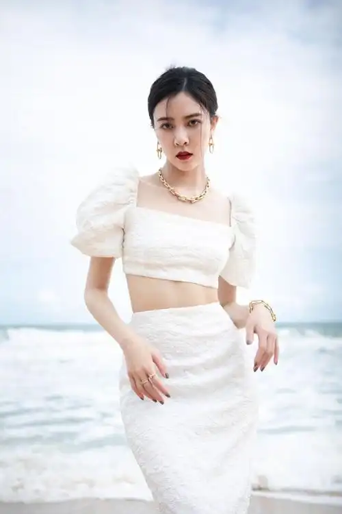 宋妍霏海边拍性感写真,抹胸裙炫紧实马甲线,全身照不小心露瑕疵