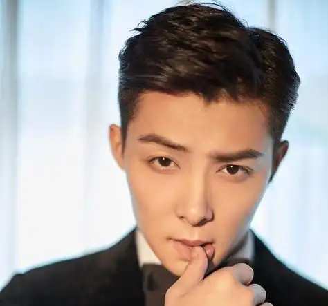 19年男生偏分短发设计助你成为魅力型男