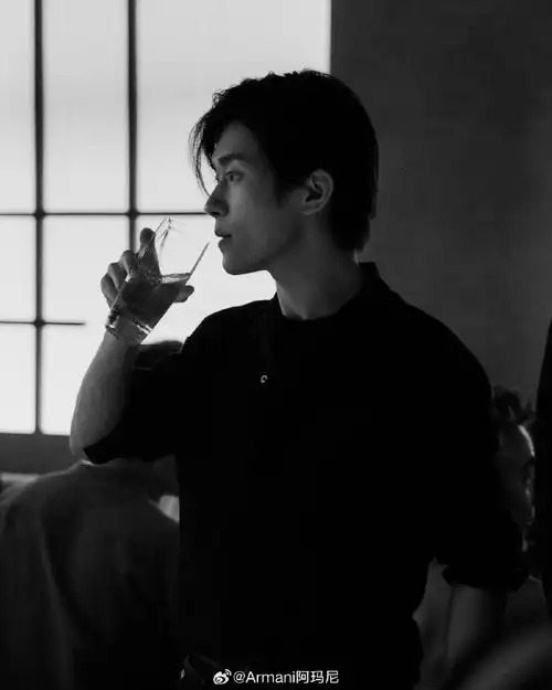 代言人@tfboys-易烊千玺身着emporio armani黑色衬衣配衬休闲牛仔裤