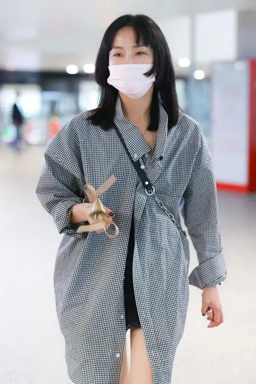 黄龄素颜刘海中分显憔悴一路手握黄色铃铛仿佛身份象征