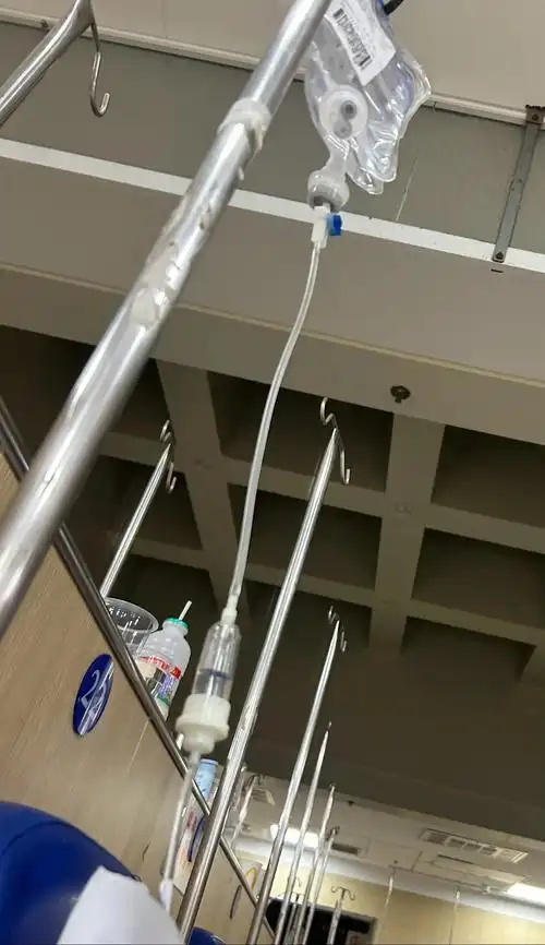 输液 #发烧 哈喽,宝宝们,凌晨挂盐水啦,不去上课了,得瑟 - 抖音