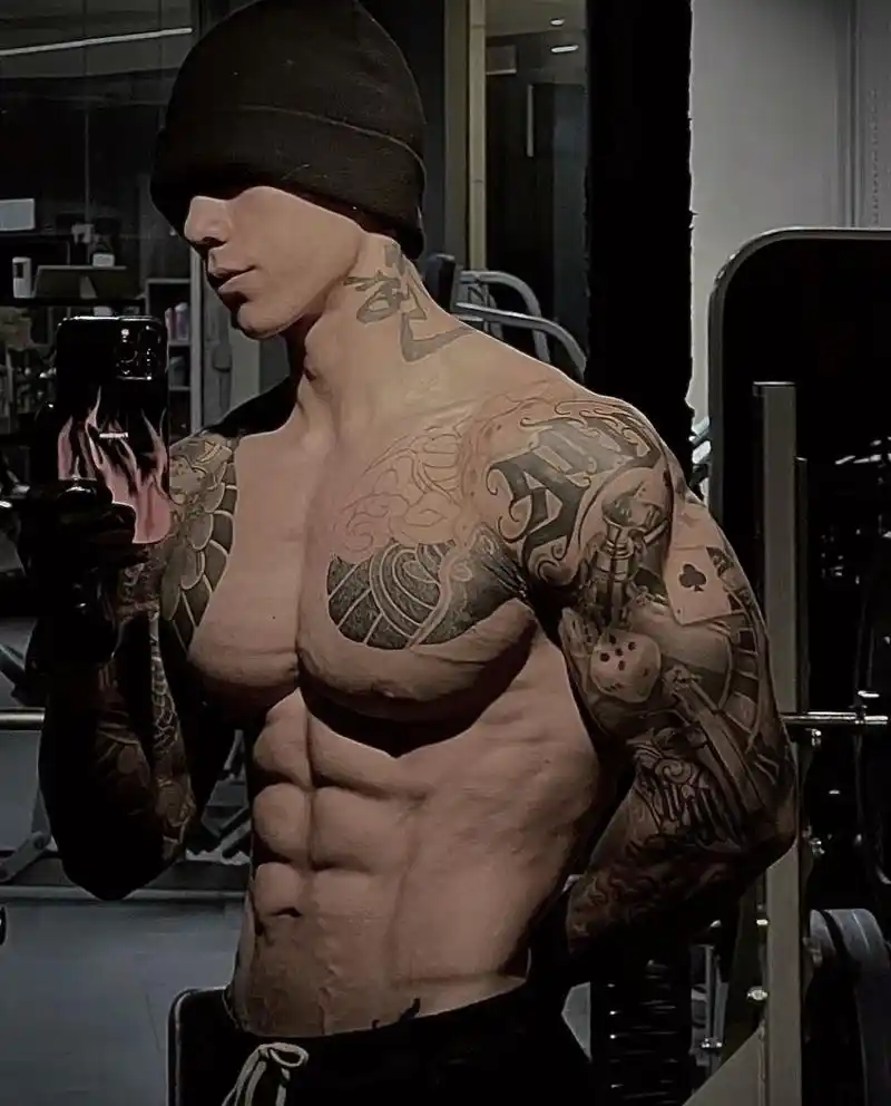 "肌肉男的纹身就应该霸气" 想必不用介绍 大家都应该认识这是谁吧