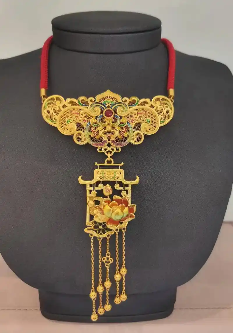 ido珠宝古法手工黄金中式古典裙褂加身的中国新娘子配上此款珐琅流苏