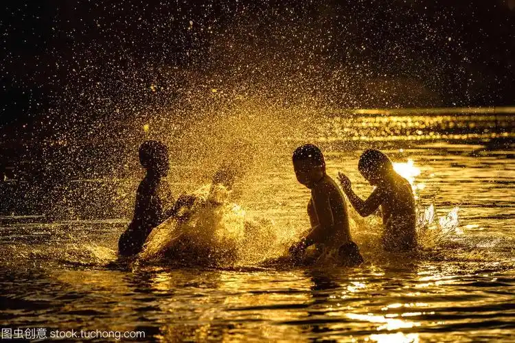 天黑了,去河里游泳吧