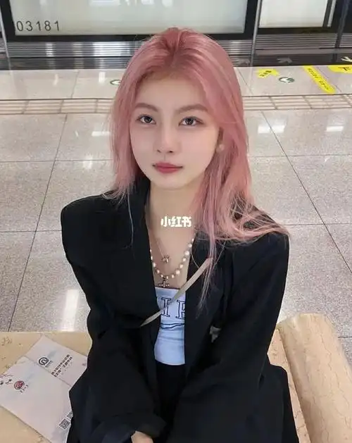 可爱赠显白发色仙女发色粉色头发还是忍不住漂了头发给这位小姐姐染