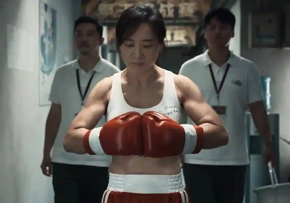 贾玲热辣滚烫剧照好牛,一年暴瘦100斤,肌肉线条打脸无数黑粉!