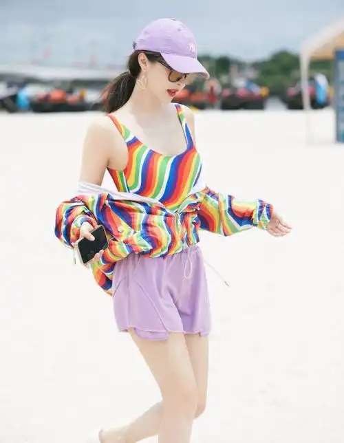 李菲儿晒沙滩清凉美照运动内衣搭配超短裤水蜜桃身材绝了