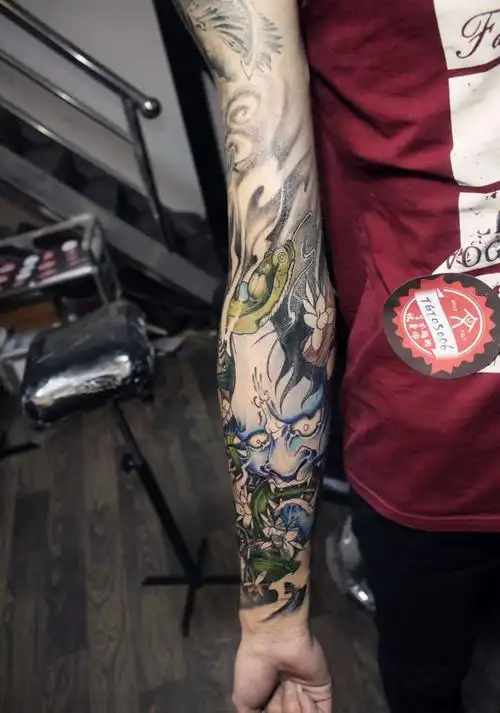 未完成彩色花臂纹身图片_手臂新传统纹身图案