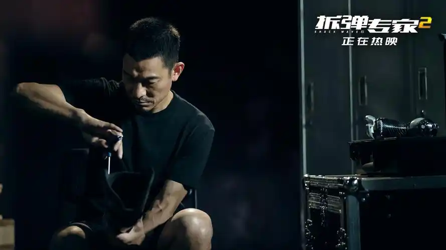 《拆弹专家2》票房破亿 曝刘德华"假肢揭秘"特辑