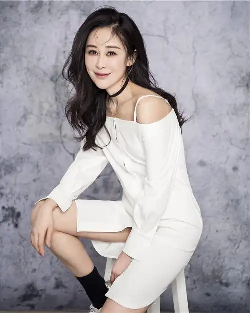 周扬曝最新知性写真优雅妩媚身材吸睛