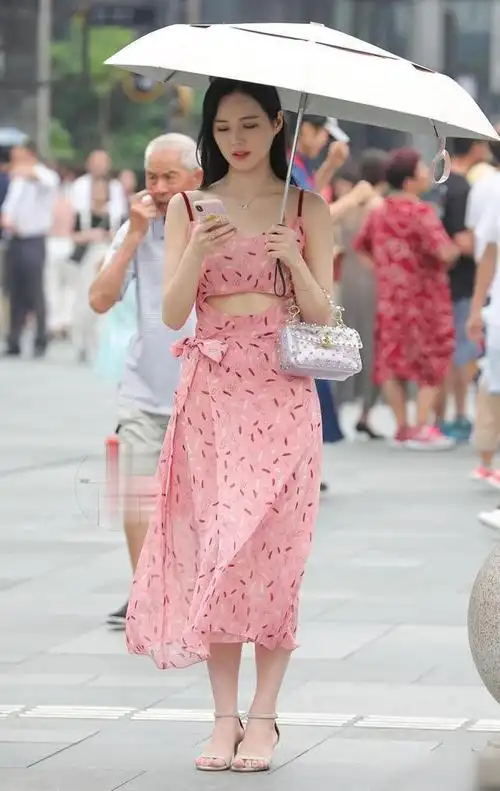 街拍粉色连衣裙设计新颖甜美可爱