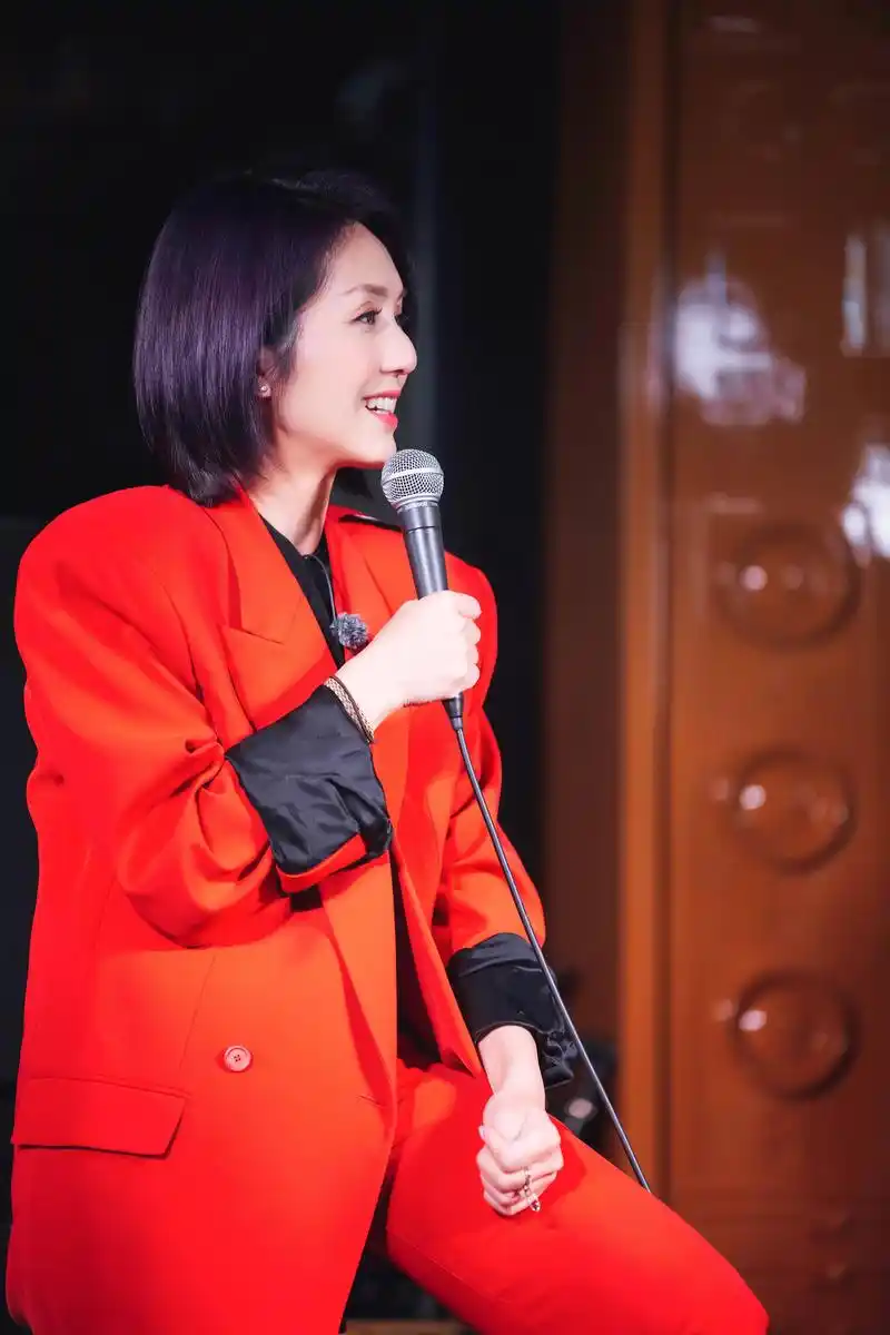 组图:杨千嬅复古红色西装气场足 与老公合唱表情搞怪秒破功