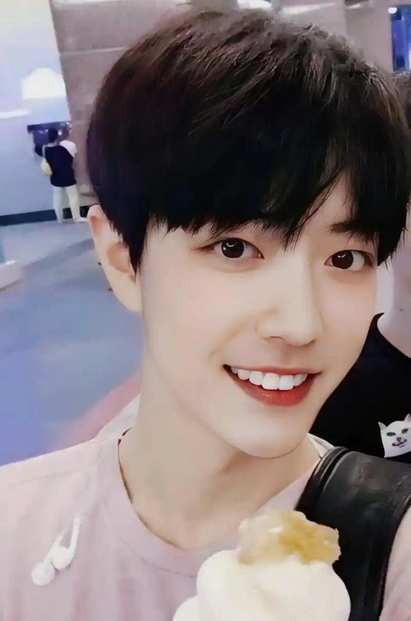 肖战肖战顺顺利利战战自拍照