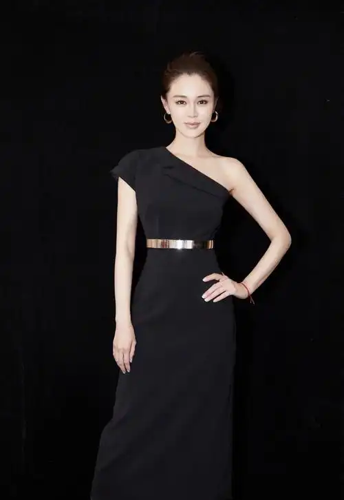 关悦真给佟大为长脸一袭白色西装裙知性干练利落飒爽好有气场