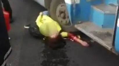 公交司机忘关车门 女乘客瞬间飞出车外遭碾压