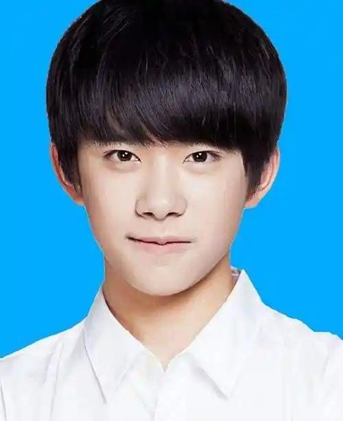 同样是证件照,蔡徐坤不能忍,千玺不能忍,看到陈伟霆我彻底服了