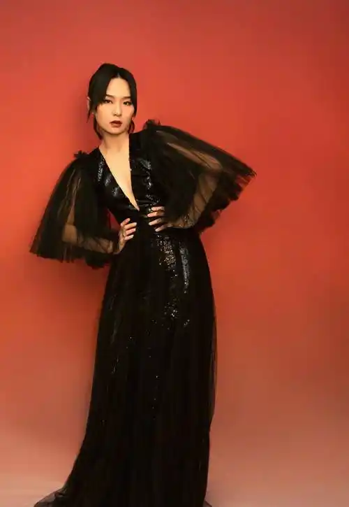 周笔畅越来越有女人味,金色亮片连体裤舞台上劲歌热舞,时尚到胃_感觉