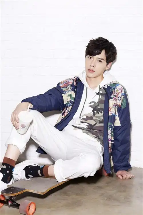 治愈系美少年!方逸伦阳光帅气眼神撩人