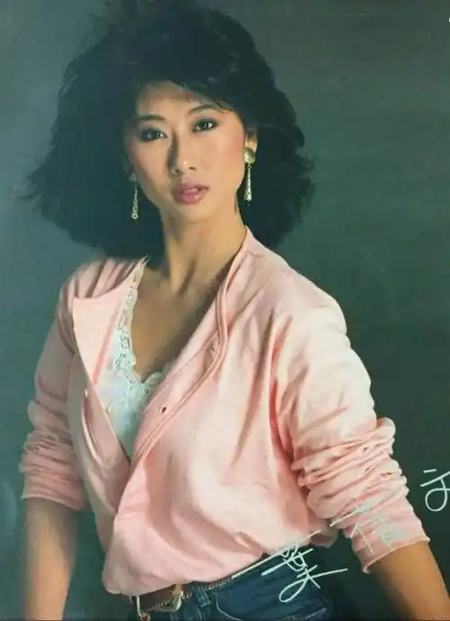 60岁叶倩文还在赶潮流一身黑白配不刻意装嫩穿出老年人高级感