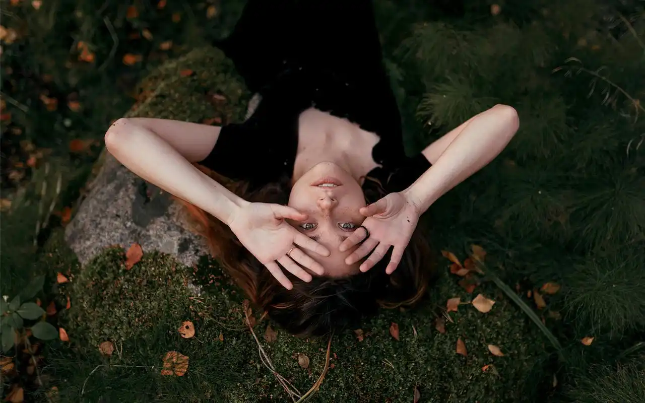 首页 桌面壁纸 静谧森林欧美美女唯美写真图片壁纸上一张下一张查看