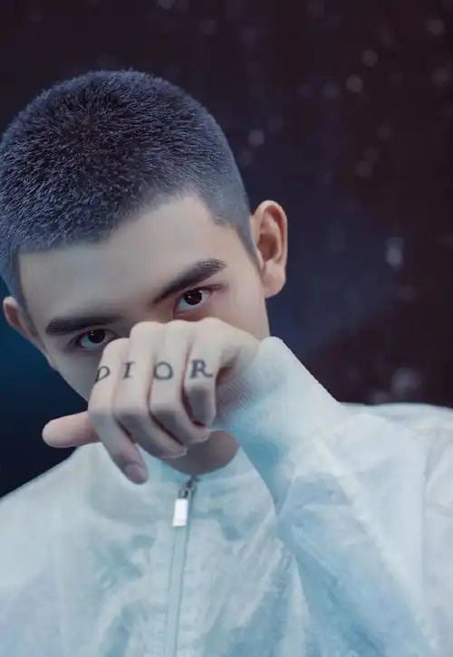 剃了寸头一定得染个色!现在的男生都这么骚包了?