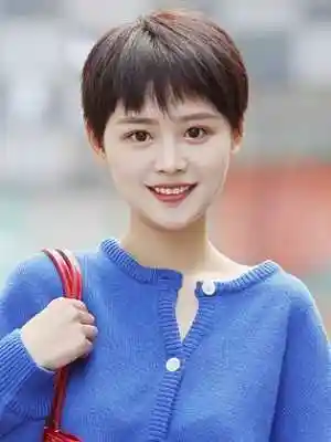 有女人味的短发发型干练女人味十足