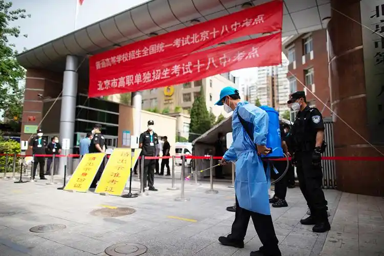 【现场】2022年北京高考首日,4.8万余名考生走进考场_新浪财经_新浪网