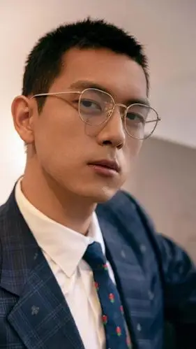李现帅气平头冷峻迷人写真