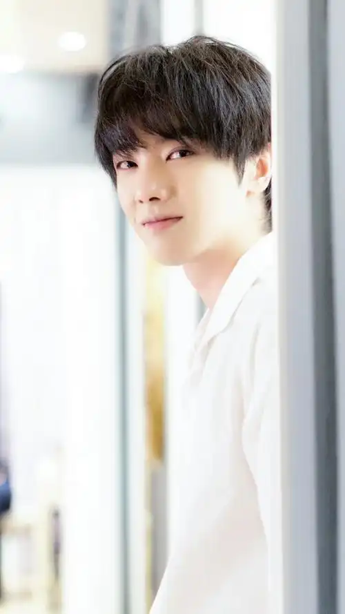 哥哥这个侧脸真的绝了,我死了姐妹们不用扶我,让我躺着吧. 华晨宇花花