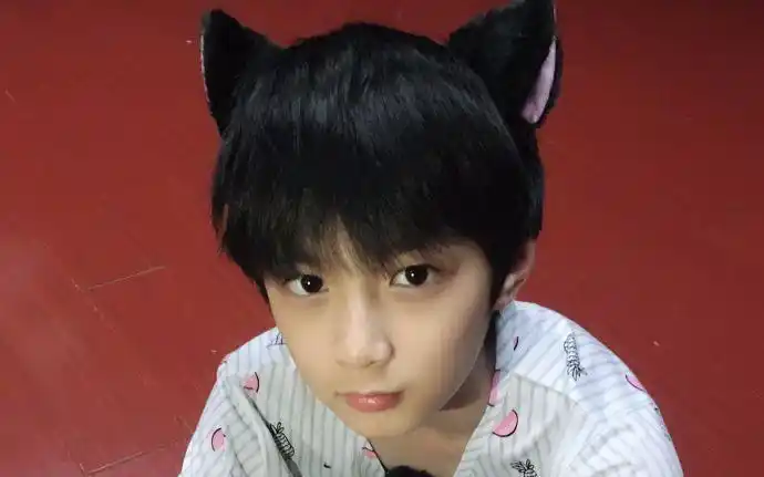 热血狼崽刘耀文微微一笑很倾城十二岁的第一首翻唱