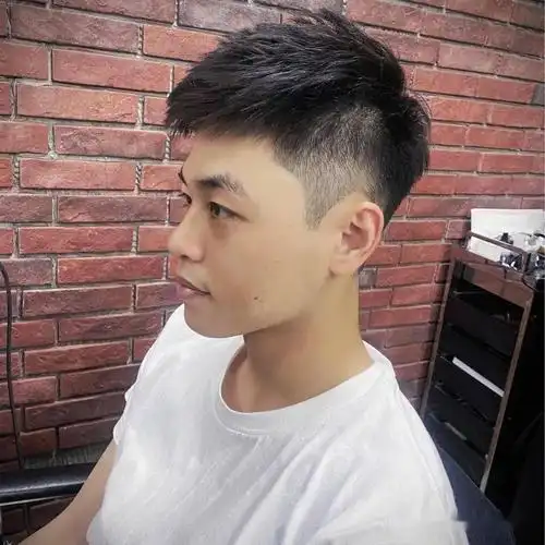 朝气短卷发男生短发烫起来超级帅